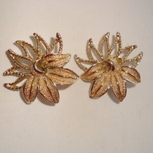 Vintage Sarah Coventry Gold Tone Flower Poinsettia Clip On Earrings